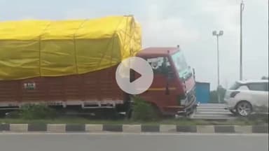 अमरोहा: रजबपुर में हाईवे पर HP पेट्रोल पंप के सामने डिवाइडर पर चढ़ी डीसीएम, चालक हुआ घायल