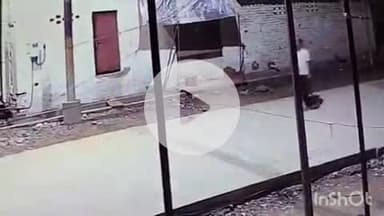 एत्मादपुर: घर के बाहर सो रहे व्यक्ति का मोबाइल फोन चुराने वाला शातिर चोर सीसीटीवी में कैद, बंबा की घटना