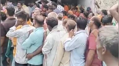 पडरौना: मठिया सहकारी समिति पर खाद के लिए किसानों की लगी भारी भीड़, अवैध वसूली करने का लगा आरोप