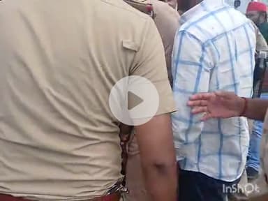 गोरखपुर: अखिलेश यादव की गिरफ्तारी के विरोध में शास्त्री चौराहे पर सपा कार्यकर्ताओं ने सड़क पर बैठकर किया प्रदर्शन