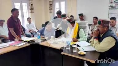 मोरंग: राजस्व मंत्री जगत सिंह नेगी ने मिनी सचिवालय पूह में वन अधिकार समितियों के प्रधानों के साथ बैठक की