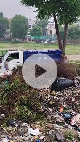 #LMC गंदगी की भरमार लखनऊ की सड़कों पर कूड़े का जमावड़ा घटना मिनी स्टेडियम विकासनगर की है