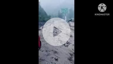 देहरादून: देहरादून के मालदेवता क्षेत्र में भारी बारिश के कारण सड़कों पर आया भारी मलबा