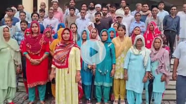 अमरोहा: गांव गफ्फारपुर के लोगों ने कलेक्ट्रेट पहुंचकर राशन की दुकान के चुनाव में धांधली का लगाया आरोप, डीएम को दिया शिकायती पत्र