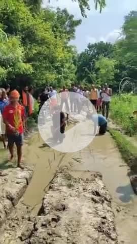 अमेठी: दरखा में सड़क की दुर्दशा पर ग्रामीणों ने अनोखा प्रदर्शन किया, कच्ची सड़क पर रोपा धान, वीडियो सोशल मीडिया पर हो रहा वायरल