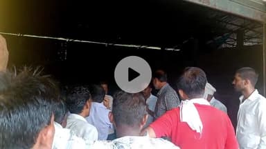 इंदरगढ़: ग्राम सिकरी सोसाइटी पर पर्याप्त खाद वितरण नहीं होने पर गोदाम पर किसानो का हंगामा समिति प्रबंधक लापरवाही के आरोप#jansama