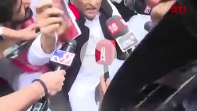 जनता के वोट को चोरी होने से बचाने के लिए मुझे बैरीकेडिंग लांघना पड़ा

मैने खुद 18000 वोट चोरी की शिकायत की थी लेकिन कोई कार्यवाही नहीं हुई, अब मनमानी नहीं चलेगी