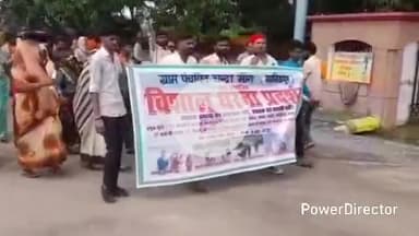 कर्वी: मानिकपुर तहसील के चंद्रा मारा गांव के दर्जनों ग्रामीणों ने रोड बनवाने की मांग को लेकर डीएम कार्यालय पहुंचकर की अपील
