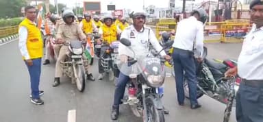 गोरखपुर: नागरिक सुरक्षा के तत्वाधान में तिरंगा मोटरसाइकिल रैली को जिला विकास अधिकारी ने नौकायन से हरी झंडी दिखाकर रवाना किया