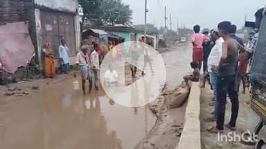 कहरा: बैजनाथपुर चौक को लोगों ने बना दिया स्विमिंग पुल, जमकर उठाया मजा; जलजमाव से तंग आकर लोगों ने किया ये अनोखा कारनामा