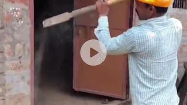 उदवंत नगर: उदवंतनगर में गोलीकांड के फरार आरोपी के घर कुर्की-जप्ती की कार्रवाई, चौखट, दरवाजे सहित अन्य सामानों को कुर्क किया गया