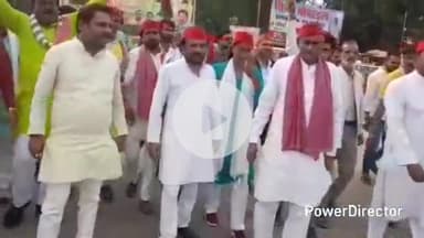 कर्वी: शहर में सपा कार्यकर्ताओं ने सपा मुखिया अखिलेश यादव और सांसद धर्मेंद्र यादव की गिरफ्तारी के विरोध में किया प्रदर्शन