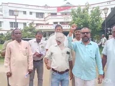 गोरखपुर: भगवान विश्वकर्मा जी की जयंती पर सार्वजनिक अवकाश की मांग को लेकर जिलाधिकारी गोरखपुर को सौंपा गया ज्ञापन