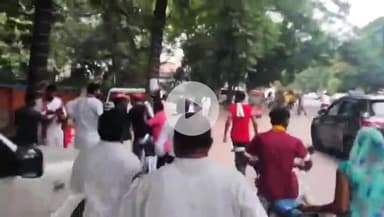 बहराइच: कलेक्ट्रेट के बाहर सपा कार्यकर्ताओं ने दिल्ली में अखिलेश यादव सहित सांसदों को हिरासत में लेने के विरोध में फूंका पुतला