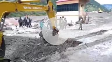 भटवाड़ी: धराली में मलबा हटाने और सड़क निर्माण के लिए प्रयास निरंतर जारी हैं