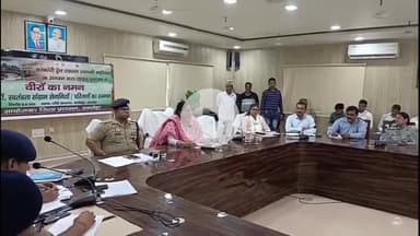 अमरोहा: अमरोहा के गांधी सभागार में जिला अधिकारी व एसपी ने पुलिसकर्मियों के साथ की बैठक, कहा- त्योहारों पर अफवाहों पर ध्यान न दें