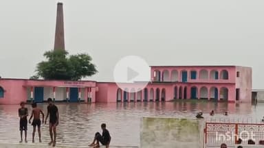 मुंगेर: बाढ़ के पानी में बच्चों ने डाली जान जोखिम में, खतरे के निशान से ऊपर बह रही है गंगा