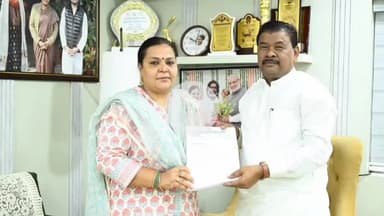 कांके: धुर्वा में पूर्व मंत्री बंधु तिर्की ने पेसा कानून संशोधन के लिए ग्रामीण विकास मंत्री को सुझाव सौंपे