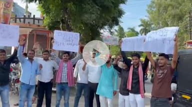 पडरौना: सपा प्रमुख अखिलेश यादव की गिरफ्तारी के विरोध में सपा छात्र सभा ने पड़रौना नगर में किया प्रदर्शन