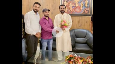 लोहरदगा : झारखंड राज्य पिछड़ा वर्ग के आयोग के अध्यक्ष जानकी यादव के साथ सदस्य नंदकिसोर मेहता जी को झारखंड मुक्ति मोर्चा  के जिला अध्यक्ष नगर कमियों के पदाधिकारी बुके देकर स्वागत किया!