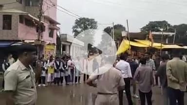महाविद्यालय के छात्रों ने सड़क पर किया जाम, प्राचार्य रंजीत सातपुते को यथावत रखने की कर रहे हैं मांग