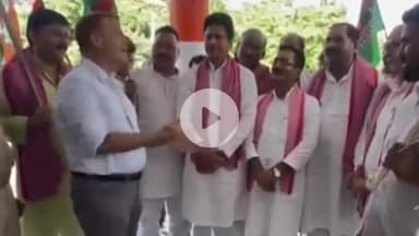 पडरौना: अखिलेश यादव की गिरफ्तारी पर सपा का हल्ला बोल, कुशीनगर डीएम कार्यालय पर धरना-प्रदर्शन कर ADM न्यायिक को सौंपा ज्ञापन