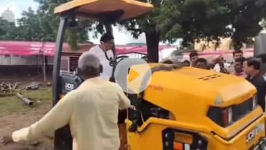 भोकरदन: राजुर येथे श्री गणपती मंदिर परिसराची मा. कें.रेल्वे राज्यमंत्री रावसाहेब पा.दानवे यांनी रोड रोलर चालवत केली स्वच्छता