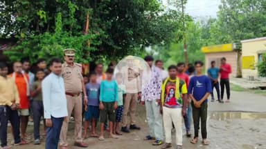 रामपुर: रात को आसमान में ड्रोन दिखाई देने पर पुलिस अफसरों ने 36 गांव के 1206 लोगों को जागरूक करने के लिए गोष्टी की