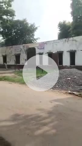 बाह: चित्रहाट में एक कॉलेज के पास खुले में डाला जा रहा मेडिकल वेस्ट, वीडियो हुआ वायरल