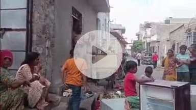 बाड़मेर: बाड़मेर शहर के शास्त्री नगर इलाके में कुछ बदमाशों ने एक घर में घुसकर की जमकर तोड़फोड़