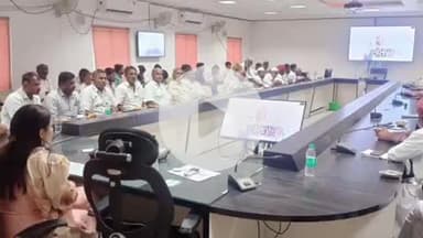 बाड़मेर: जिला कलेक्ट्रेट कॉन्फ्रेंस हॉल में प्रधानमंत्री फसल बीमा का वर्चुअली DBT कार्यक्रम आयोजित किया गया