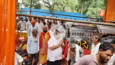 मथुरा: वृंदावन में ई-रिक्शा शोरूम का पूर्व मंत्री ने किया शुभारंभ, दी शुभकामनाएं