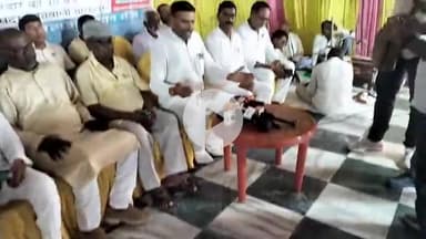 संख्यानुपातिक आरक्षण एवं राजनैतिक हिस्सेदारी आदि को लेकर गोरखपुर में आयोजित वंचित अतिपिछड़ा समन्वय एवं विस्तार कार्यक्रम में मिडिया बंधूओ के सवालों का जबाब देते हुए सहयोगी मित्रों के साथ।