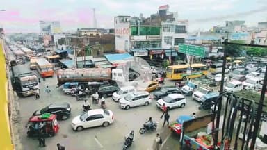 धनौरा: गजरौला की चौपला पर लगा भीषण जाम, यात्री परेशान