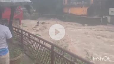 देहरादून: टपकेश्वर मंदिर में नदी ने दिखाया अपना रौद्र रूप, लोगों से सावधानी बरतने की अपील की गई