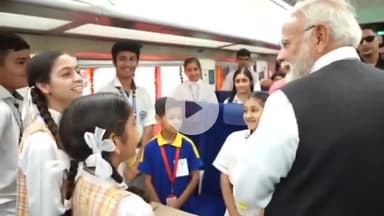 पीएम मोदी जी बच्चों के साथ बातचीत करतें हुए । बच्चे निर्भीक होकर अपनी बात रखते हुए | |