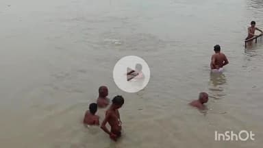 मुंगेर: मुंगेर में गंगा का जलस्तर खतरे के निशान से ऊपर, प्रतिबंध के बाद भी गंगा में स्नान जारी