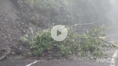 देहरादून: देहरादून के मैगी प्वाइंट के पास पहाड़ी का बड़ा हिस्सा गिरा, घंटों लगा लंबा जाम