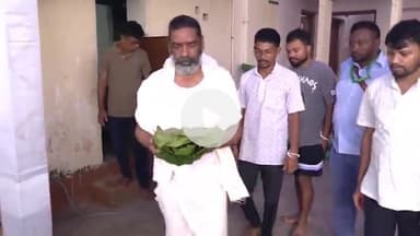 कांके: नेमरा में दिवंगत शिबू सोरेन के श्राद्ध कर्म के सातवें दिन सीएम ने निभाई स्थानीय रस्म