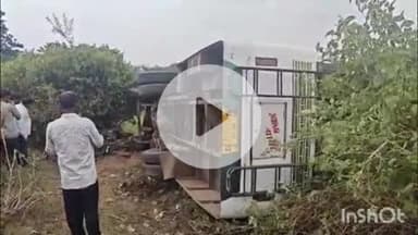 बुदनी: बगवाड़ा बस स्टैंड के पास बाइक सवार को बचाते हुए बस पलटी, दो दर्जन यात्री घायल