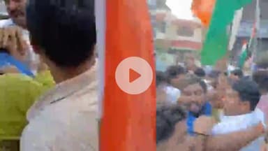 मथुरा: मथुरा में तिरंगा यात्रा के दौरान फोटो खींचने को लेकर कार्यकर्ता आपस में भिड़े, वीडियो हुआ वायरल