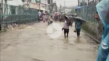 देहरादून: कांवली रोड पुल पर चढ़ा नदी का पानी, लोग डरे-सहमे किनारे पर रुके