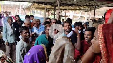 अमेठी: अमेठी किसान सेवा केंद्र पर पहुँची खाद, किसानों की लगी लंबी कतार, खतौनी लाना अनिवार्य, यूरिया के साथ लेना होगा नैनो खाद