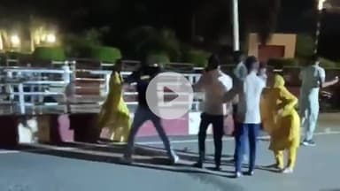 रामपुर: गांधी समाधि के पास मामूली बात को लेकर दो पक्षों में झड़पें, मारपीट का वीडियो सोशल मीडिया पर वायरल, पुलिस जांच शुरू