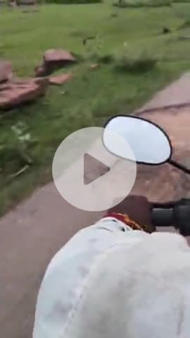 11000 केवी तार टूटने की कगार पर है कई बार लाइन मेन हरिप्रसाद गॉड को सूचित किया है लेकिन कोई कार्यवाही नहीं हुई कभी हादसा