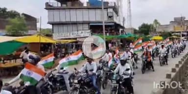 गंधवानी: गंधवानी नगर में निकाली गई तिरंगा यात्रा, बड़ी संख्या में लोग तिरंगा लहराते हुए हुए शामिल