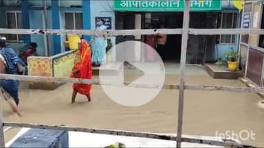 गोपालगंज: आधा घंटा वर्षा से जलमग्न हुआ सदर अस्पताल परिसर, मरीजों को हुई भारी परेशानी