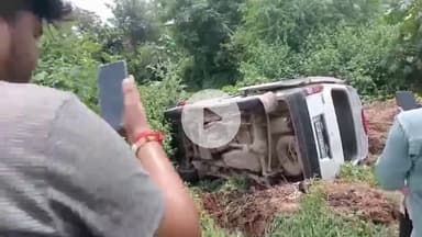 बाह: पिनाहट में तेज रफ्तार स्कूल वैन पलटने से महिला समेत 2 छात्र गंभीर घायल