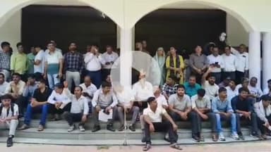 मथुरा: मांट: बुजुर्ग के आग लगाने के मामले में निलंबित लेखपाल और राजस्व निरीक्षक के समर्थन में लेखपाल पहुंचे डीएम ऑफिस