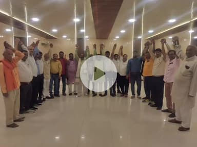 गोरखपुर: वित्त मंत्री के पेंशन पर दिए बयान से भड़के कर्मचारियों ने किया प्रदर्शन, सरकार पर आंदोलन को न्योता देने का आरोप